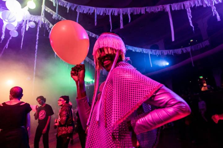 Person holding a ballon in a party and smiling